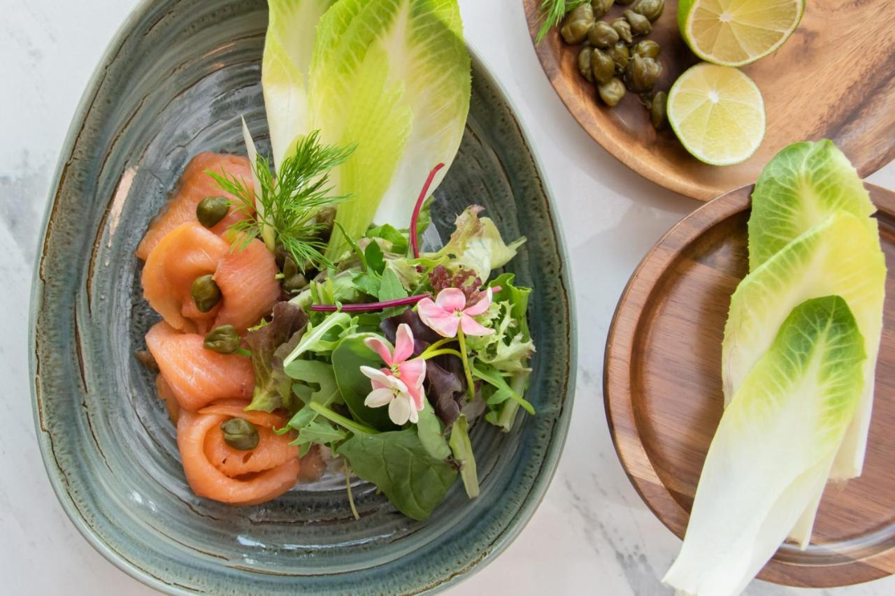 Swissotel Living Cidde Dış mekan fotoğraf A salad with smoked salmon