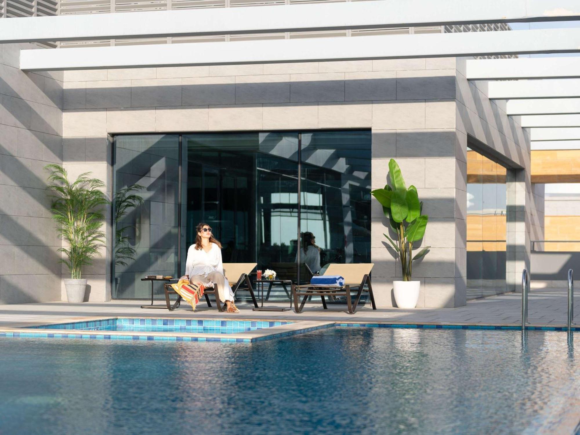 Swissotel Living Cidde Dış mekan fotoğraf The swimming pool at the hotel