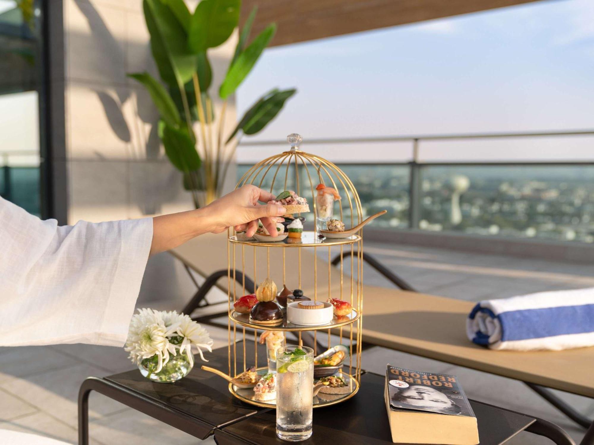 Swissotel Living Cidde Dış mekan fotoğraf Afternoon tea at the pool deck