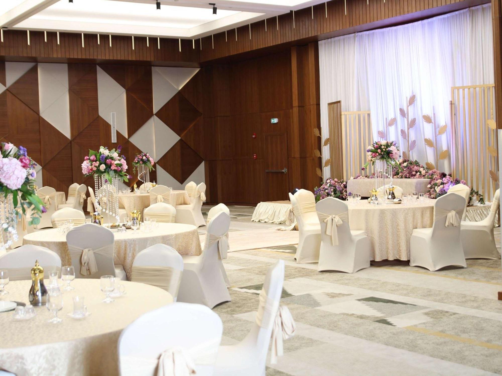Swissotel Living Cidde Dış mekan fotoğraf A wedding reception at the Grand Ballroom