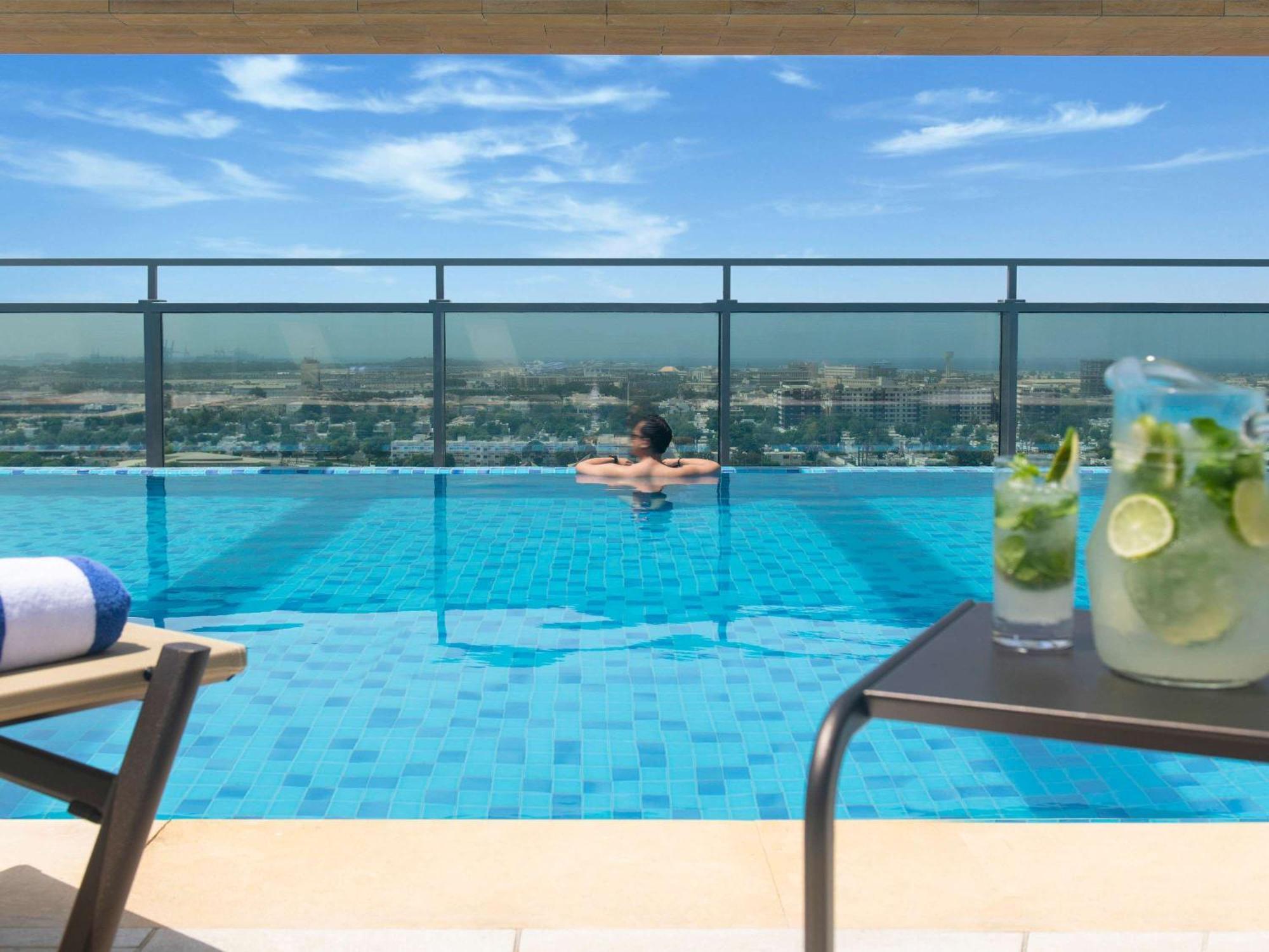 Swissotel Living Cidde Dış mekan fotoğraf The swimming pool at the hotel
